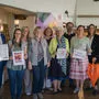 Personen halten Plakate in die Höhe