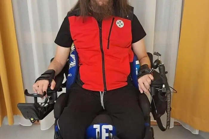 Nach einem Kletterunfall, bei dem er einem Bub das Leben rettete, erhielt Gilbert Kohlhuber die niederschmetternde Diagnose: „Inkomplette Querschnittlähmung“. Seitdem ist er damit beschäftigt, sich mit seinem E-Rolli und der Unterstützung von Freunden und seiner Familie zurück ins Leben zu kämpfen.