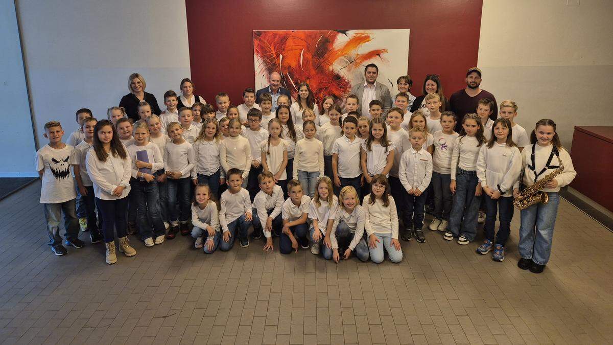 Die Lehrerinnen Sylvia Strobl, Viktoria Wuggenig-Holzfeind sowie Burgi Michorl, Vizebürgermeister Josef Lerchster, die Gemeinderäte Matthias Pirker, Waltraud Granitzer und Armin Künnert sowie die Kinder der Volksschule Steinfeld.