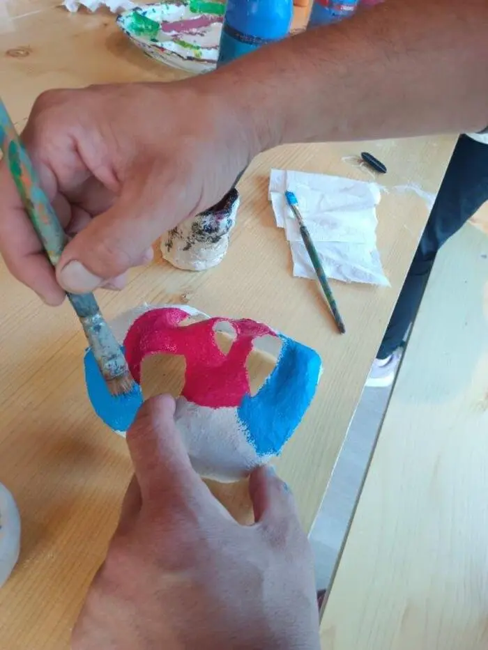 Maskenbau beim Familiensonntag im Museum Aguntum