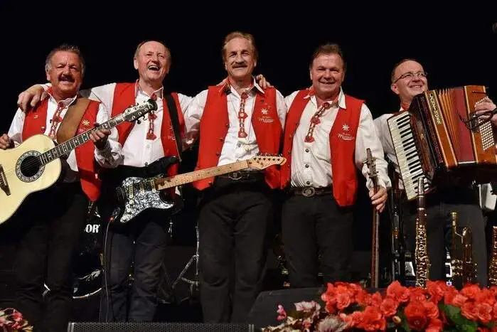 Die Fidelen Mölltaler trauern um Sepp Ladinig (69): Der Rangersdorfer Ehrenbürger war Gitarrist, Schlagzeuger, Conferencier und Manager der Fidelen Mölltaler. Die Musiker trauern um „einen wunderbaren Kumpel“. Gemeinsam mit seinen Kollegen schrieb er eine 45 Jahre währende Erfolgsgeschichte.