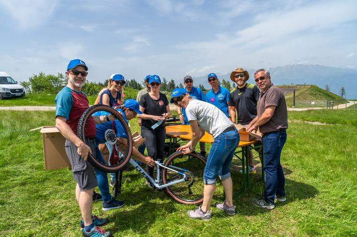 Mitarbeitende von P&G Spittal bauten die Fahrräder im Rahmen der Betriebsfeier auf dem Goldeck zusammen