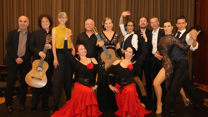 Gemeinsam mit sechs Tänzern und sechs Musikern läutete Gitarristin Julia Malischnig das neue Jahr in Millstatt ein. Das Silvesterkonzert „Ritmo de la Vida“  ist zu einer beliebten Tradition zum Jahreswechsel geworden. 