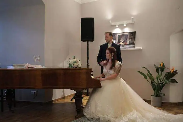 Im Schloss feierten sie ihre Märchenhochzeit: 
Nach zwölf gemeinsamen Jahren konnten Tamara Berger und Swen Tietz in Greifenburg ihre Traumhochzeit feiern. Aus einer Chat-Nachricht wurde schnell die große Liebe. Bei einem gemeinsamen Urlaub im Oktober 2022 ging der 38-jährige Logistiker schließlich vor seiner Herzensdame auf die Knie. Im Beisein von rund 40 Gästen und bei strahlendem Sonnenschein gaben sie sich das Ja-Wort: „Der Tortenanschnitt und die emotionalen Ansprachen waren unsere Höhepunkte.“