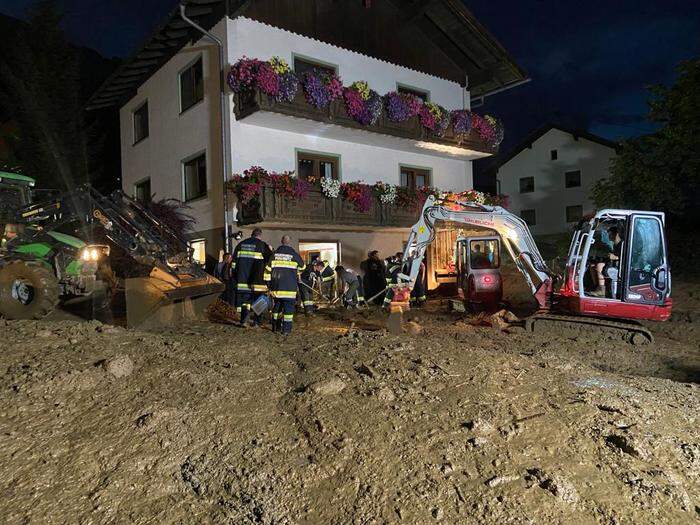 Nach dem Murenabgang in der Gemeinde Sachsenburg waren die Feuerwehren tagelang im Einsatz um den Betroffenen vor Ort zu helfen