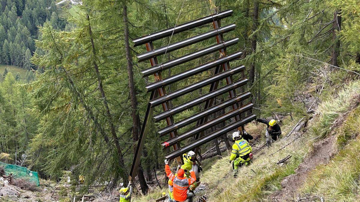 Die 900 Kilogramm schweren Stahlschneebrücken werden mit dem Hubschrauber transportiert