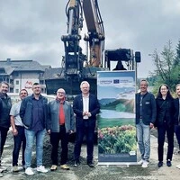 Vertreterinnen und Vertreter der Gemeinden Pontebba und der Stadtgemeinde Hermagor Pressegger See, des Planungsunternehmens sowie des Straßenbauamtes bei der Besichtigung der Baustelle