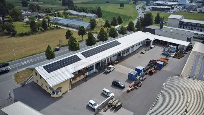 Eine Photovoltaikanlage auf einem Dach