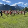 Eine Gruppe Schüler tanzt auf einer Wiese