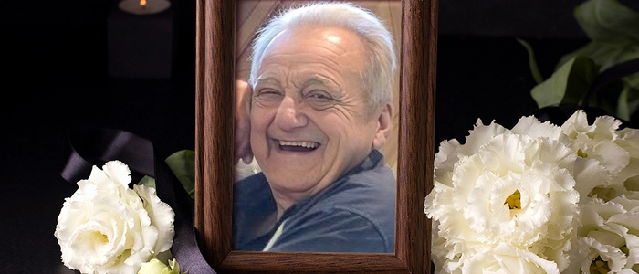 Ein Mann umgeben von Rosen und einem Bilderrahmen