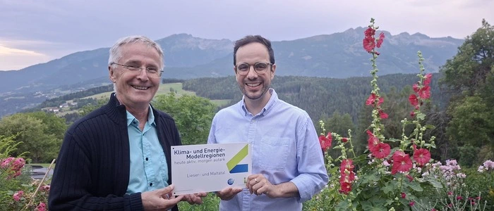 Zwei Männer stehen in der Natur
