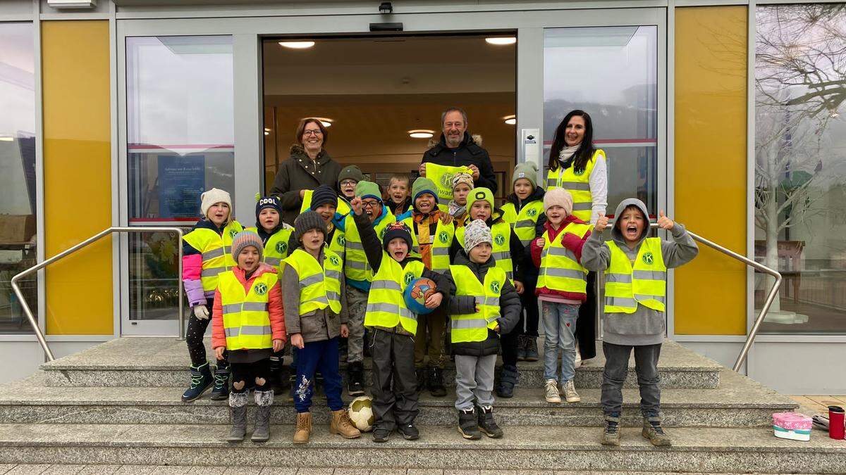 In der Volksschule Holz Lendorf tragen nicht nur Elke Grabner, Horst Steinlechner und Edeltraud Lenhard Warnwesten, sondern auch die Schüler und Schülerinnen