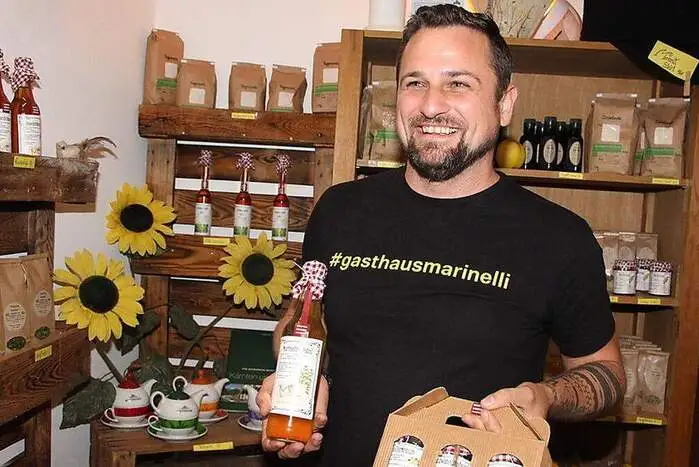 Osttiroler Gastwirt reagiert cool auf vernichtende Online-Kritik:
Ein erzürnter Gast des Marinelli Kultlokales in Dölsach gab eine negative Rezension ab. Die Antwort von Wirt Thomas Glanzer fiel satirisch aus. Das Ganze wurde auf Facebook geteilt und hat inzwischen Millionen Sichtungen.