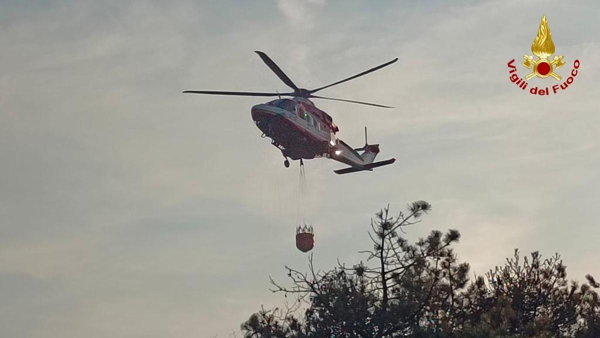 In erster Linie wird aus der Luft gegen die Flammen gekämpft