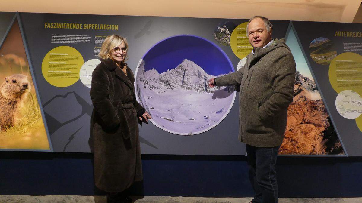 Nationalparkdirektor Hermann Stotter mit der Bürgermeisterin Elisabeth Blanik im neuen Nationalpark-Infobereich am Lienzer Hauptplatz 