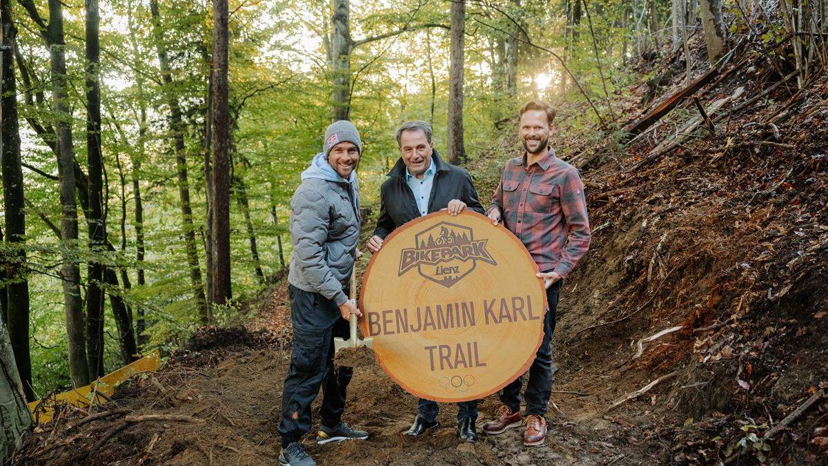 Der Spatenstich für den Trail mit Benjamin Karl, Franz Theurl und Bergbahnenvorstand Mario Tölderer ist erfolgt