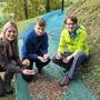 Antonia Vorwerk, Kilian Gruber und Thomas Zojer beim Eichelsammeln im Park von Schloss Lengberg
