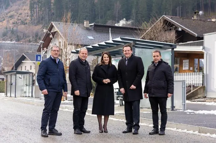 12.12.2024, Matrei in Osttirol, AUT, Lokalaugenschein Busterminal Huben, im Bild v.l. BGM Raimund Steiner, LH Stv. Josef Geisler, LR Astrid Mair, LR Rene Zumtobel, BBA-Leiter Johannes Nemmert. EXPA Pictures © 2023, PhotoCredit: LAND TIROL/EXPA/Johann Groder