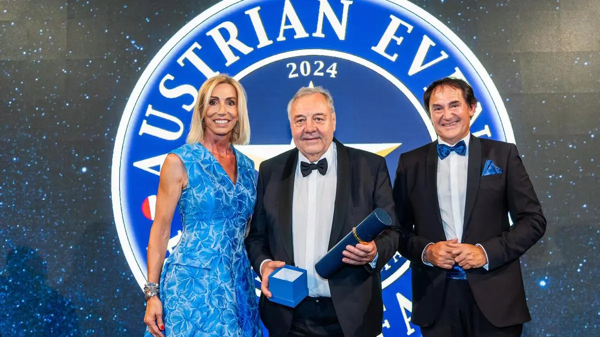 Anita Gerhardter (CEO Wings for Life), Werner Grissmann und Urkundenübergeber Roman Szeliga (emba Mitglied)