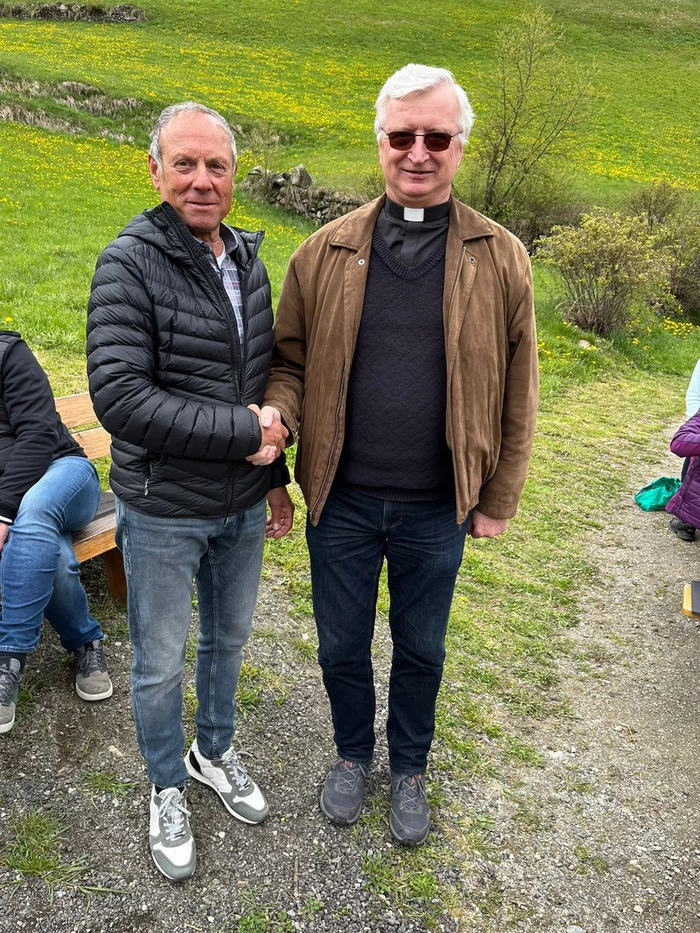 Josef Grimm mit Pfarrer Damian Frysz