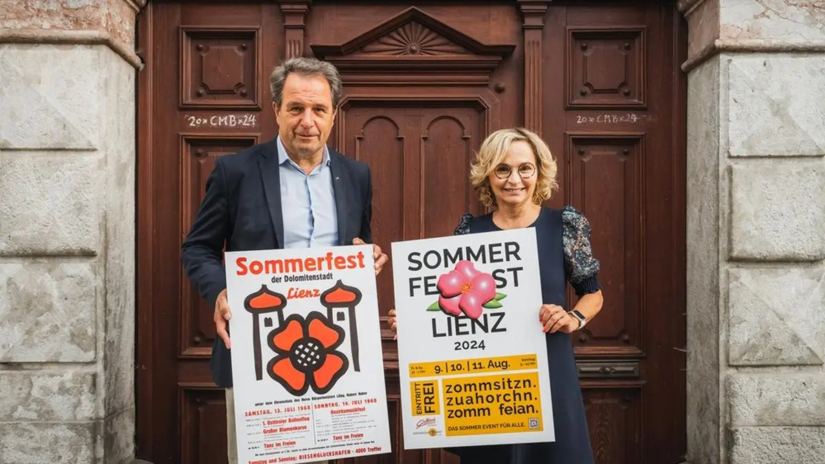 Franz Theurl und Elisabeth Blanik mit dem Plakat aus 1968 und 2024