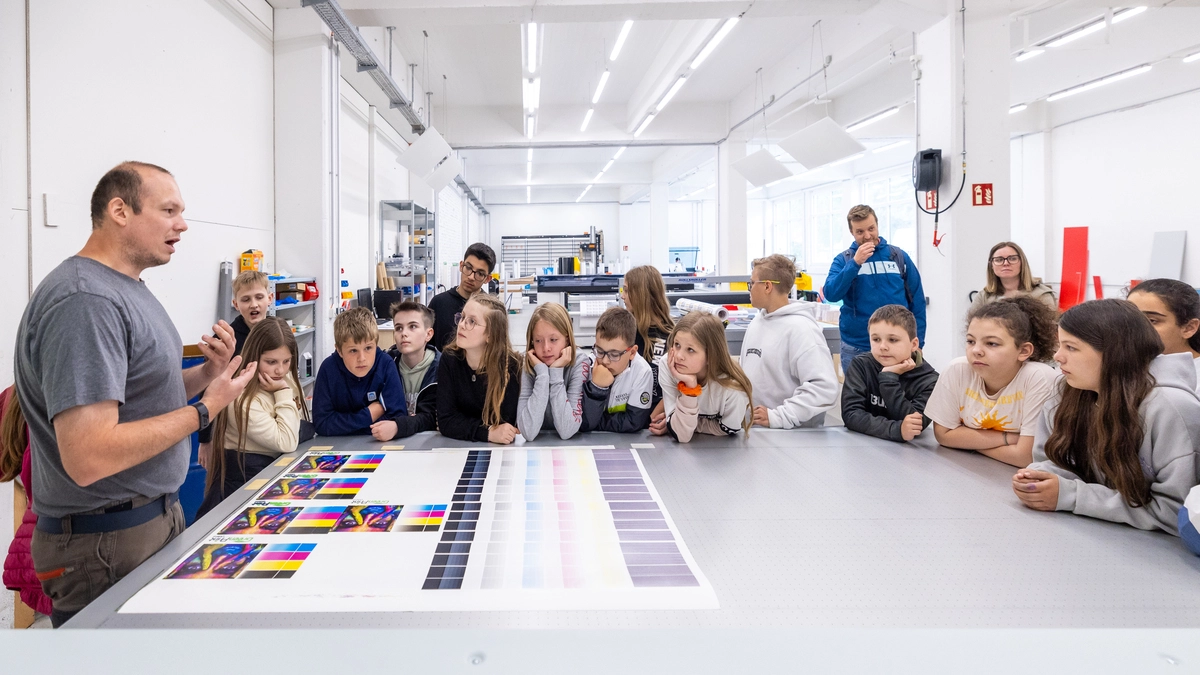  Bei der Firma Green Print mit Lehrpersonen und Schülern der Mittelschule Egger Lienz 