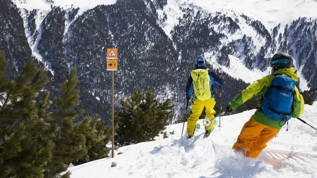 Entlang der wichtigen Routen finden sich Richtungspfeile für Auf- oder Abstieg