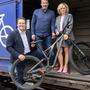 René Zumtobel, Philipp Larcher und Bürgermeisterin Elisabeth Blanik beim Osttiroler Fahrradzug 