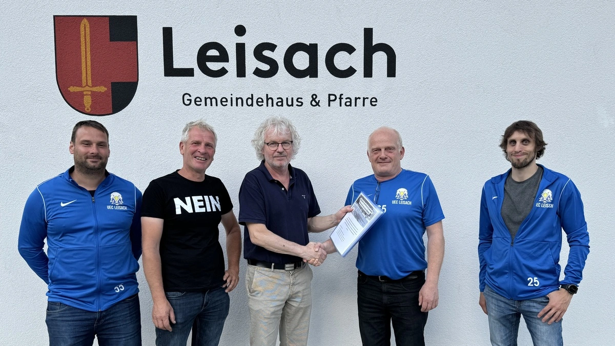 Die Petition wurde an Bürgermeister Bernhard Zanon übergeben 