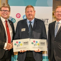 Bildungsminister Martin Polaschek und der Präsident der Wissensfabrik Österreich Klaus Peter Fouquet überreichten im Haus der Industrie in Wien das MINT Gütesiegel an Schulclusterleiter Markus Tönig