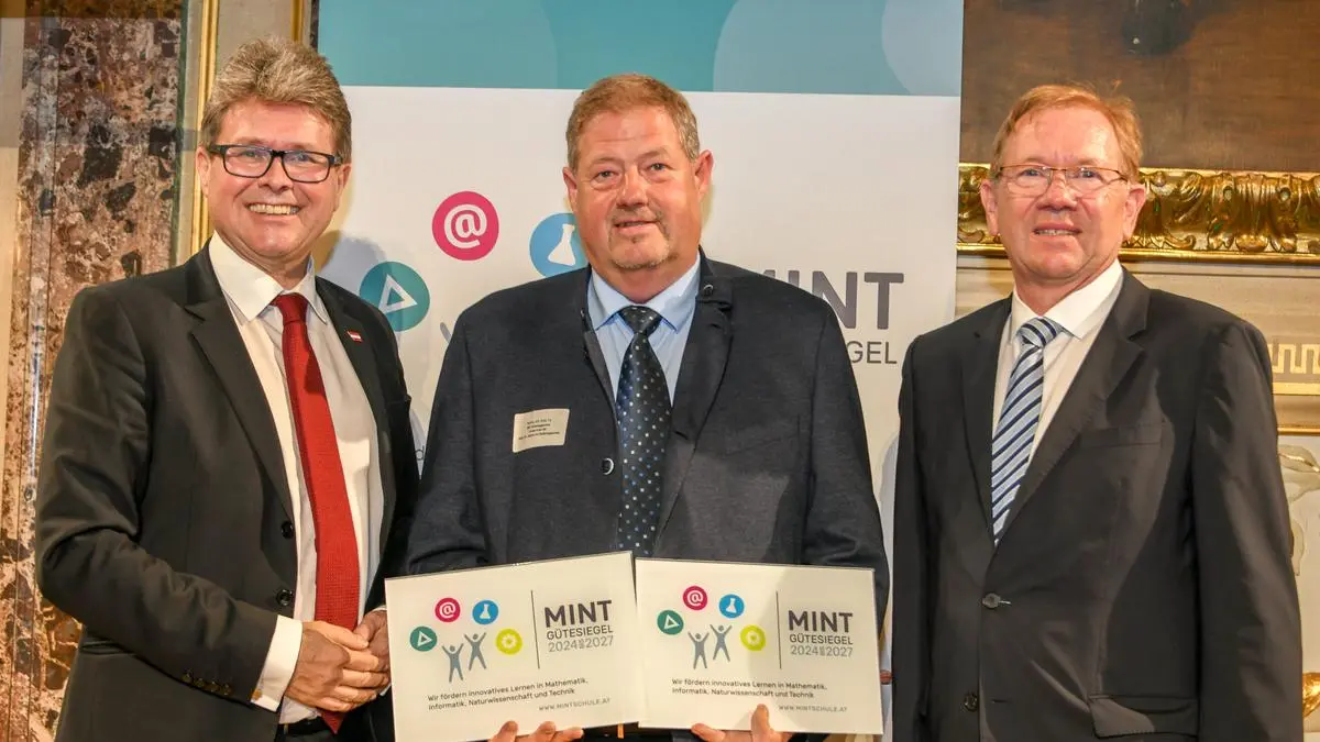 Bildungsminister Martin Polaschek und der Präsident der Wissensfabrik Österreich Klaus Peter Fouquet überreichten im Haus der Industrie in Wien das MINT Gütesiegel an Schulclusterleiter Markus Tönig