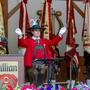 Ein Dirigent gab den Takt für den Marsch aus 700 Musikinstrumenten an 