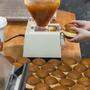 So werden die Krapfen in den Bäckereien mit Unterweger Marmelade gefüllt