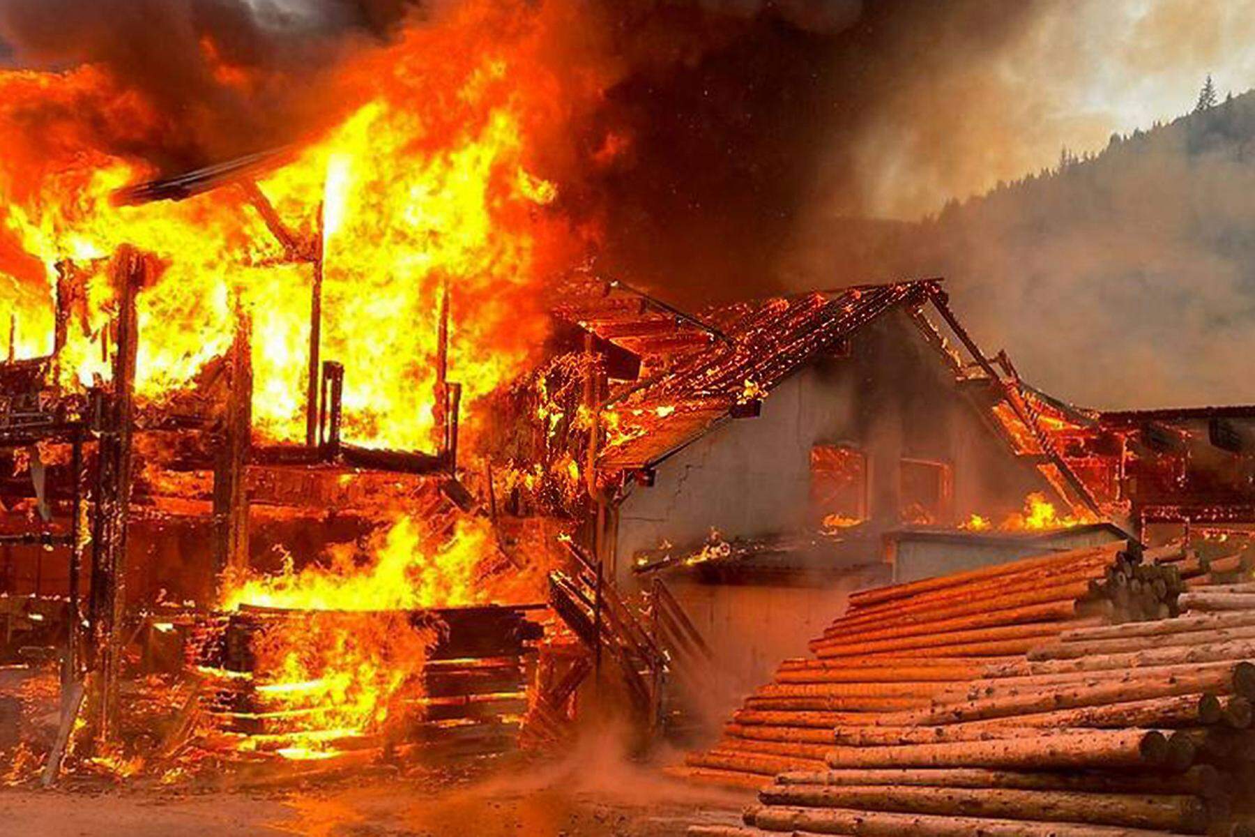Großbrand: Sägewerk in Obertilliach stand in Flammen 