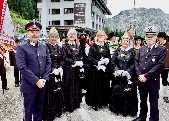 Hermagors Goldhaubenfrauen gut geschützt von Bernhard Kommetter (PI Hermagor) und Angelo Sarbasini, Polizeichef im Kanaltal