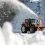 THEMENBILD - ein Traktor mit einer Schneefraese räumt Schnee von einem Parkplatz nach den Schneefällen der vergangenen Tage, aufgenommen am 09. Maerz 2016 in Saalbach, Oesterreich // A snow blower clears a parking lot after snowfall, on 2016/03/09 in Saalbach, Austria. EXPA Pictures © 2015, PhotoCredit: EXPA/ JFK