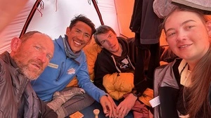 Gernot Walder mit Erich und Johanna (rechts) auf dem Weg zum Denaligipfel