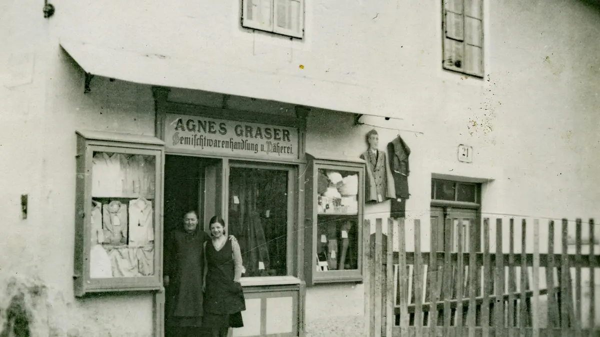 Das Geschäft der Agnes Graser (mit der Besitzerin und Tochter Olga) 1933 
