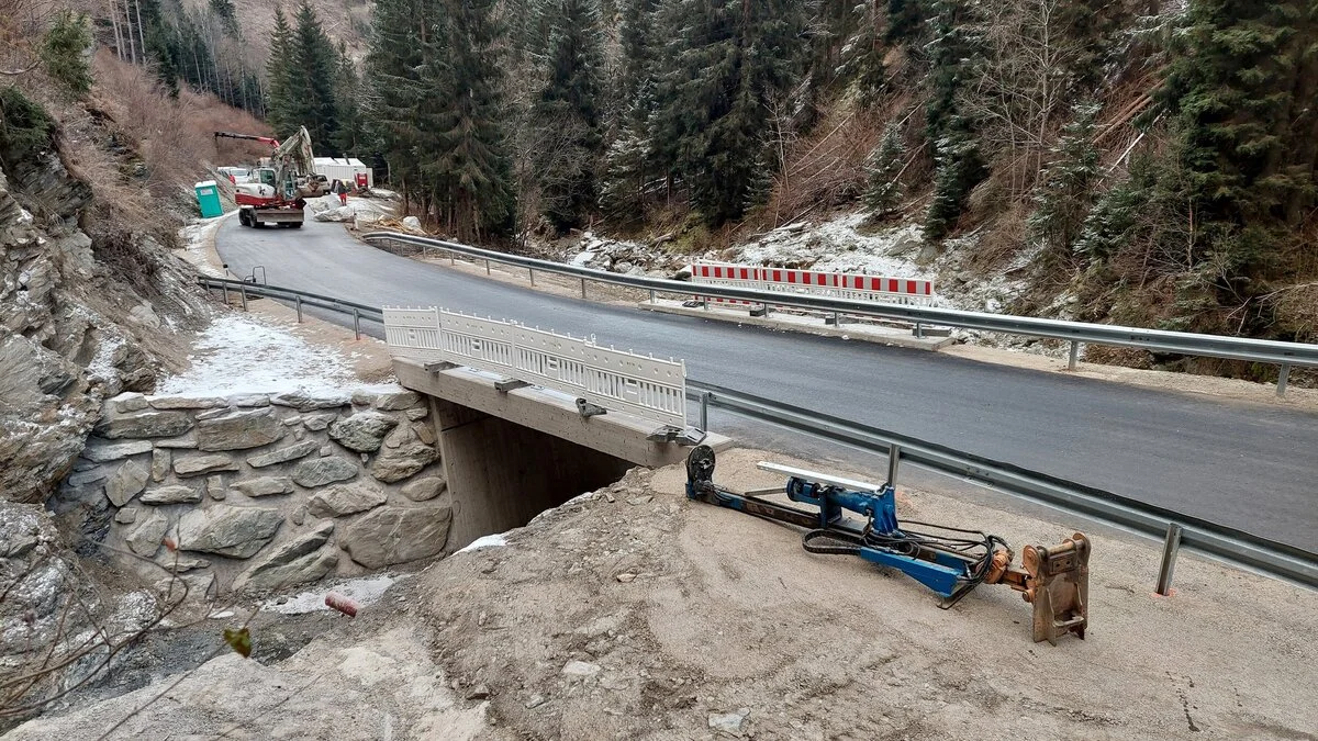 Die Sankt Justina Straße samt der Platschbachbrücke stellt eine wichtige Verbindung auf die Pustertaler Höhenstraße dar