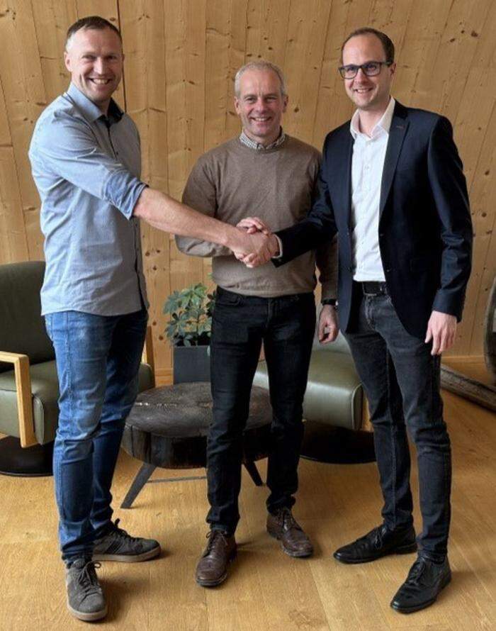 Handshake zwischen Leonhard Unterrainer, Egon Eisner und Manuel Seiß (beide Springer) 