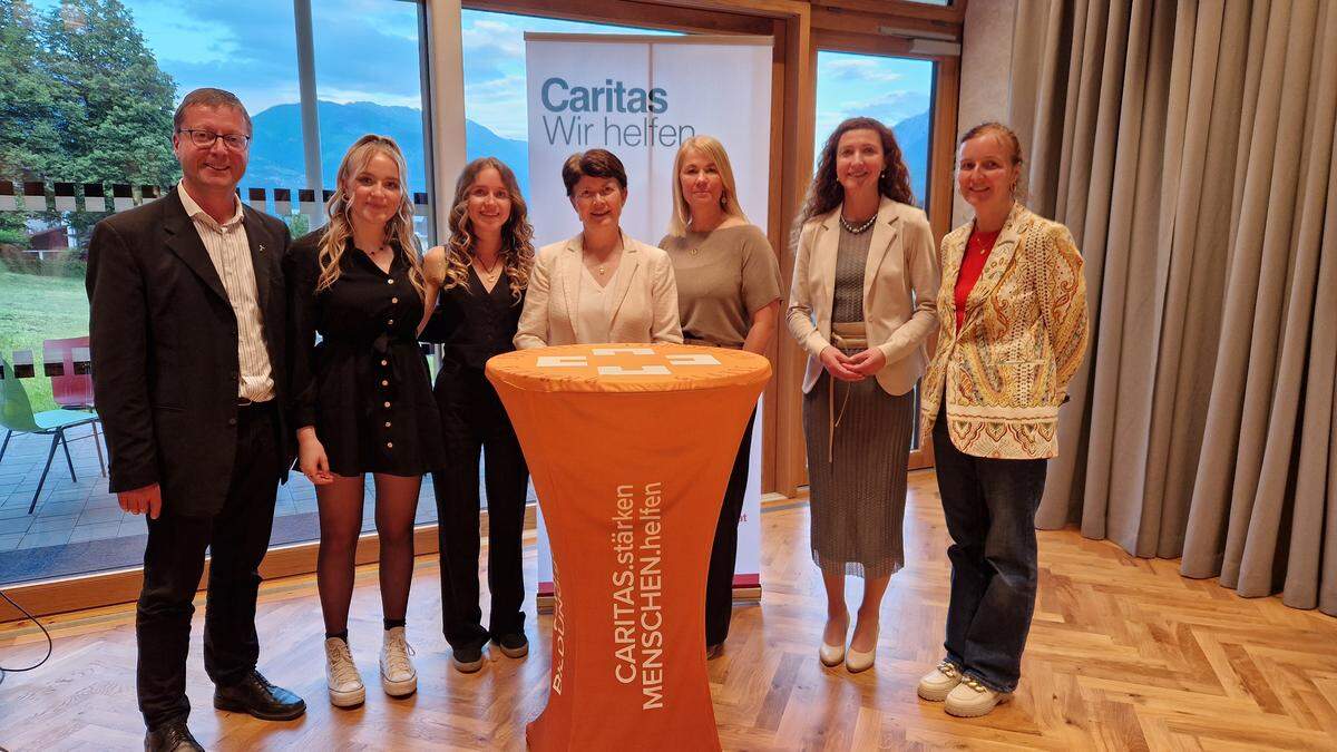 Dekan Franz Troyer, Geschwister Moni und Eva Hopfgartner, Elisabeth Rathgeb, Michaela Huber,  Gertraud Holzer,  Monika Reindl  