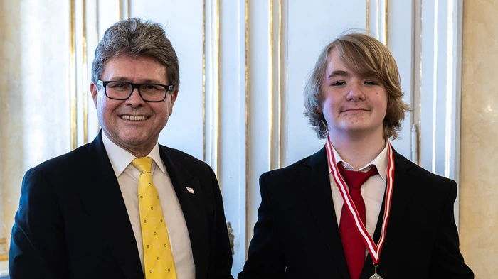 Felix Koini mit Bildungsminister Martin Polaschek