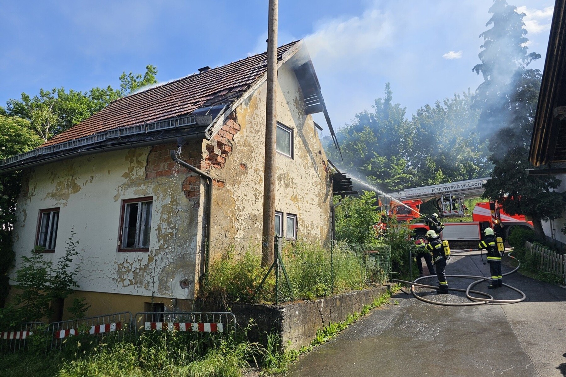 Feuerwehren in Villach hatten mit Dachstuhlbrand z