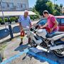 Der Bürgermeister (links) löschte die Flammen am Motorrad in San Daniele