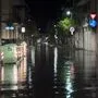 Man sieht eine Straße bei Nacht, die überschwemmt ist | Hafenbereich und Altstadt von Grado wurden überschwemmt