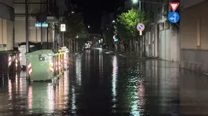 Man sieht eine Straße bei Nacht, die überschwemmt ist | Hafenbereich und Altstadt von Grado wurden überschwemmt
