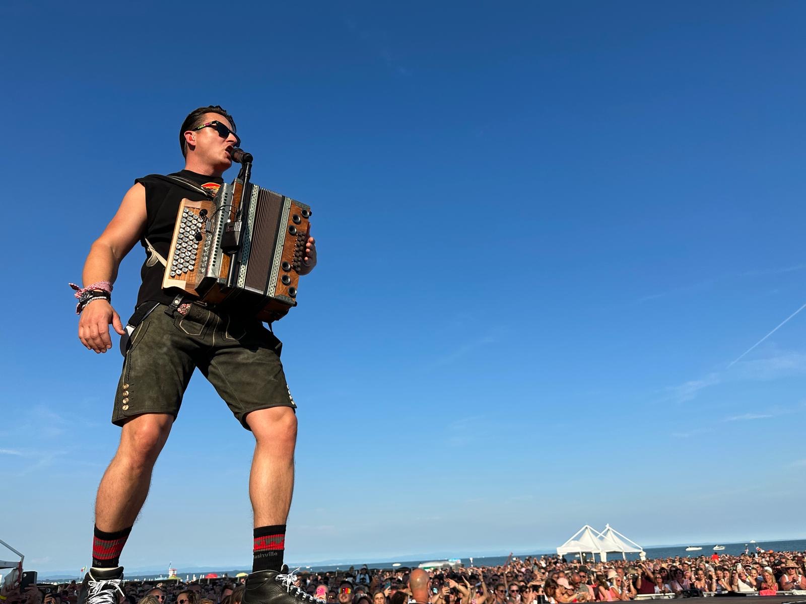 Andreas Gabalier begeisterte über 7000 Fans am Strand von Lignano
