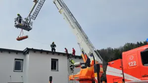 Mittels Korbtrage und Hubrettungsgerät wurde der Patient vom Hausdach gehoben.