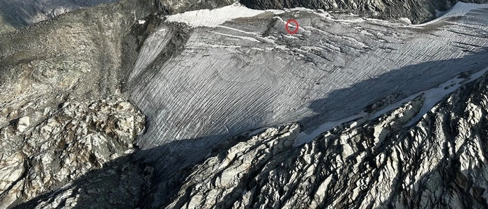 Man sieht hochalpines Gelände und eine eingezeichnete Stelle darin