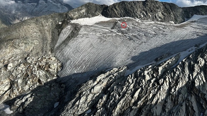 Man sieht hochalpines Gelände und eine eingezeichnete Stelle darin
